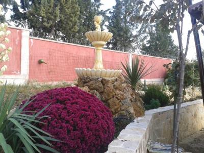 2όροφο συντριβάνι σε βραχόκηπο