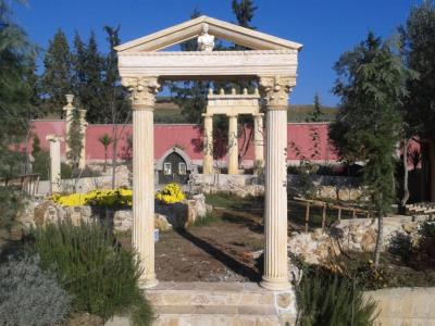 Κορινθιακοί κίονες με  αέτωμα